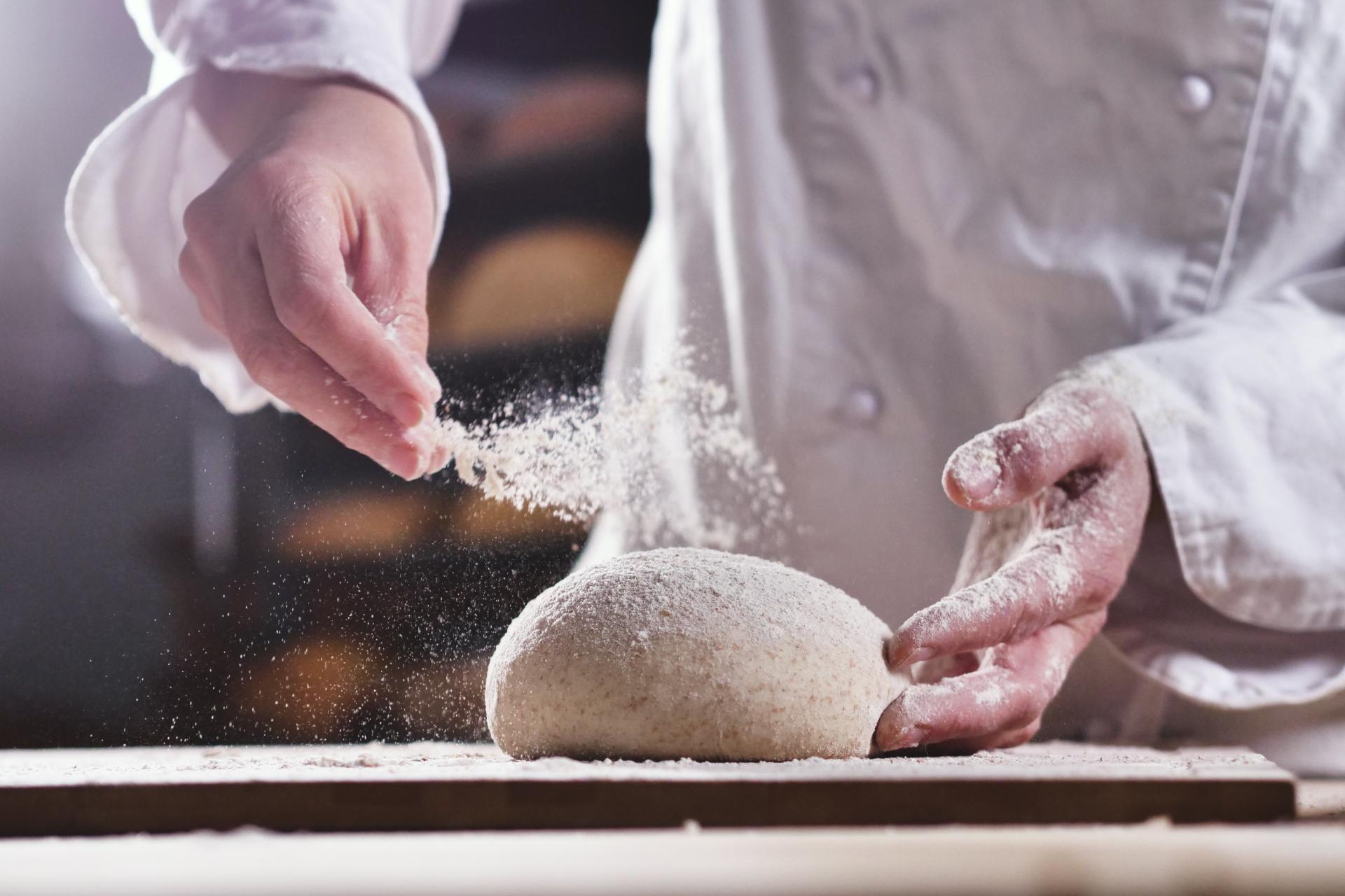 Cocinero amasando pasta